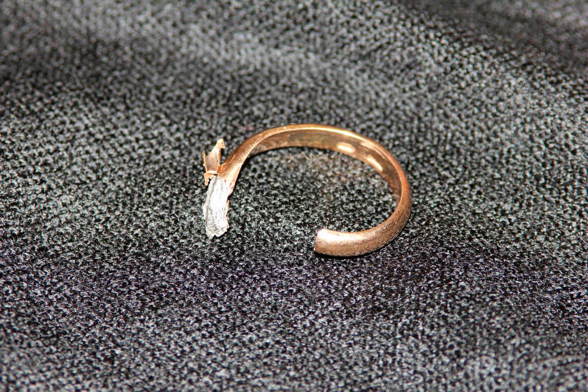 Сломанное золотое кольцо. Полое кольцо. Пустотелое кольцо. Золотое кольцо в разрезе. Кольцо полое внутри.